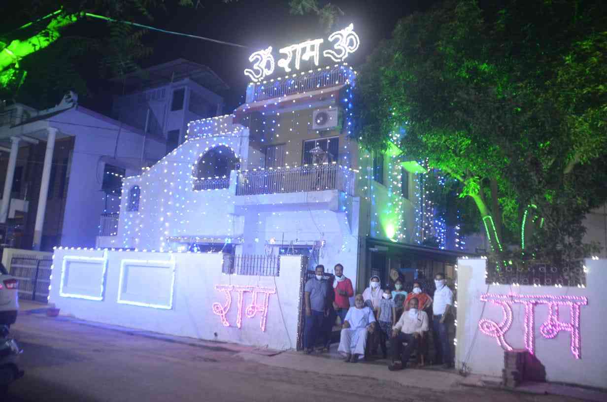 अयोध्या में श्री राम मंदिर शिलान्यास के बाद मिश्रा परिवार के लोगों ने भी सुंदरकांड का पाठ और रामचरितमानस कथा घर पर भव्य आयोजन किया।