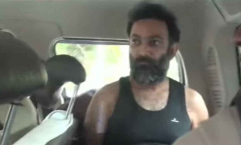 ग्वालियर से गिरफ्तार हुआ सूदखोर वीरेंद्र तोमर, रायपुर पुलिस ने बनियान-लोअर में निकाला जुलूस
.हिस्ट्रीशीटर वीरेंद्र तोमर का रायपुर पुलिस ने 