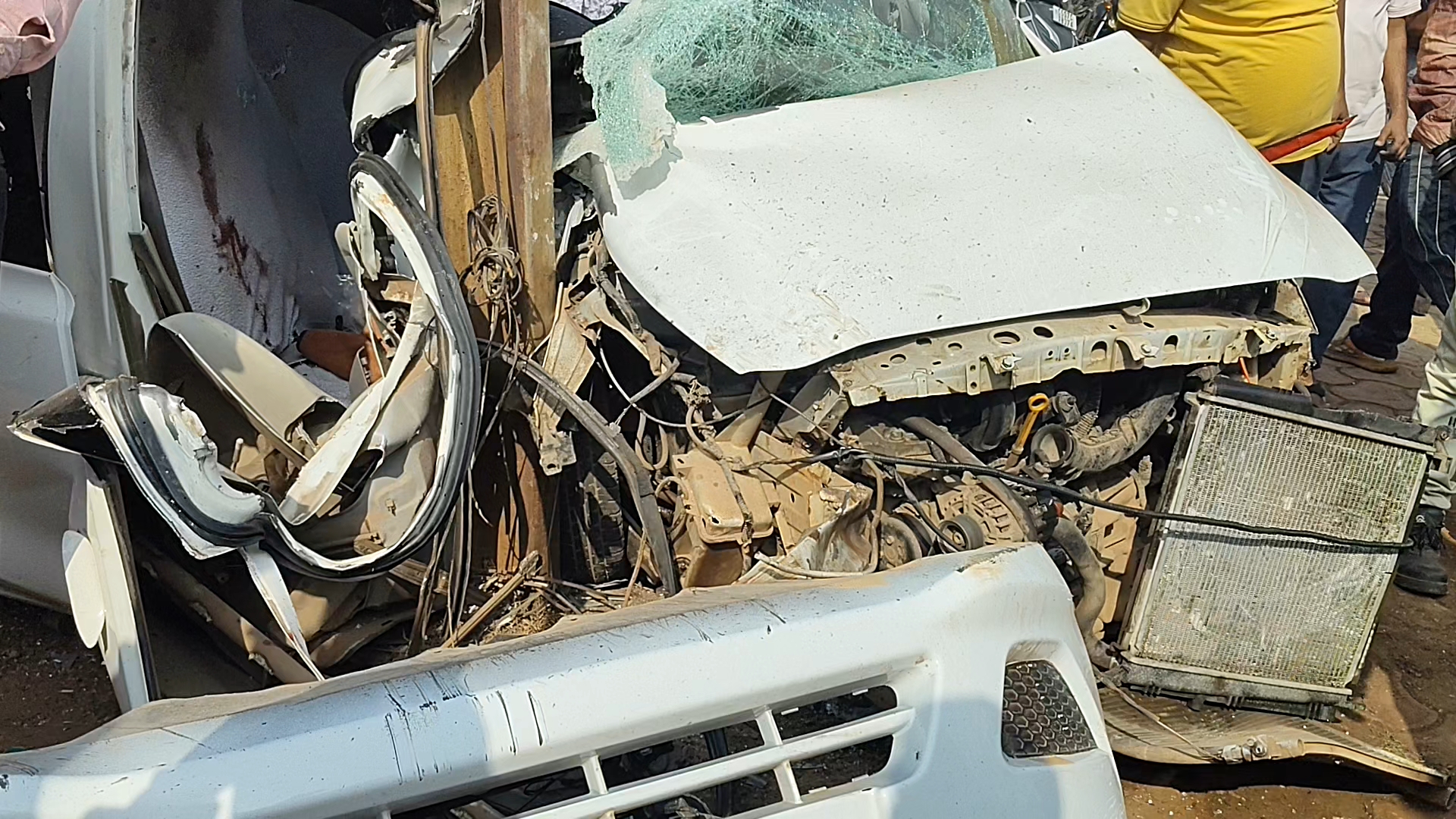 दुर्ग: तेज रफ्तार कार बिजली के खंभे से टकराई, तीन युवक गंभीर घायल