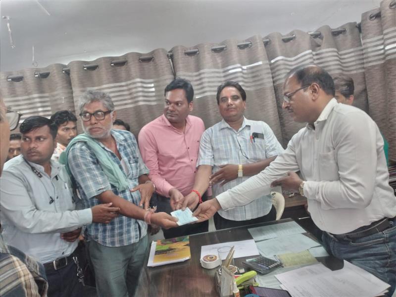 बिजली के पोल गिरने से ठेका श्रमिक की मौत के बाद परिजनों को मिली मुआवजा राशि 