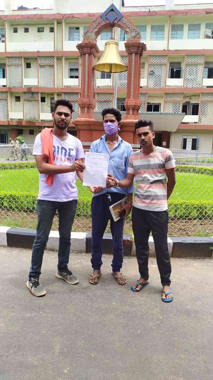 लंबे समय से खुर्सीपार क्षेत्र को अनदेखी करने के कारण आज युवा जनता कांग्रेश छत्तीसगढ़ जे के लोगों ने बीएसपी प्रबंधक को सौंपा ज्ञापन। 