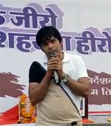 गांव के जीरो शहर के हीरो फिल्म की शुरू हुई शूटिंग, काफी संख्या में शूटिंग देखने ग्रामीणों की उमड़ी भीड़,फिल्म के एक्टर के साथ लोगों ने ली जमकर सेल्फी।