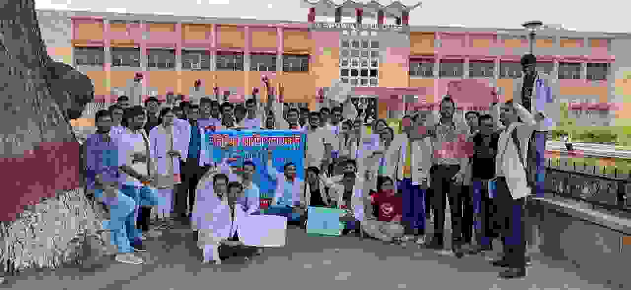 आइटीआइ  के  छात्रो का धरना  प्रदर्शन  