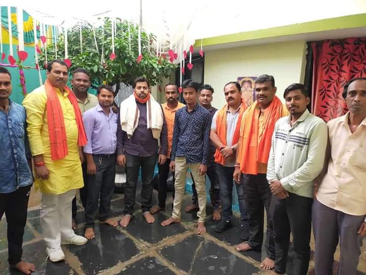 श्रीराम जन्मोत्सव समिति युवा विंग के अध्यक्ष मनीष पाण्डेय ने समिति के कार्यकर्ता के निवास पहुंचकर नवदम्पति को आशीर्वाद व उपहार भेंट किया