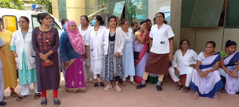 सिविल अस्पताल के कर्मचारियों ने किया प्रदर्शन, अस्पताल में बेहतर प्रबंधन को लेकर रखी गई मांग, डॉक्टर्स , नर्स और अन्य स्टाफ ने दिया संकेतिक धरना।