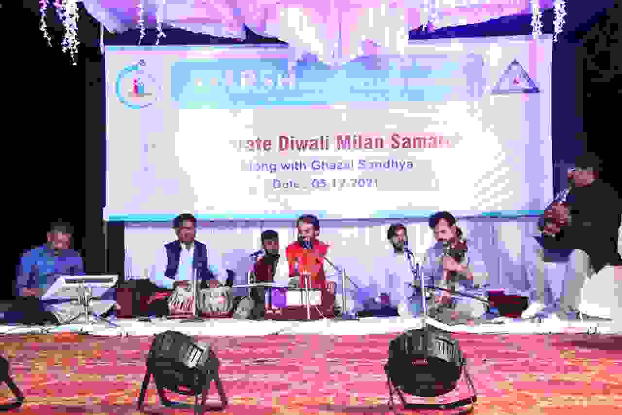 उताई में संपन्न हुआ स्पर्श का कॉर्पोरेट दिवाली मिलन समारोह, सुशील कुमार ने पेश की ग़ज़लें