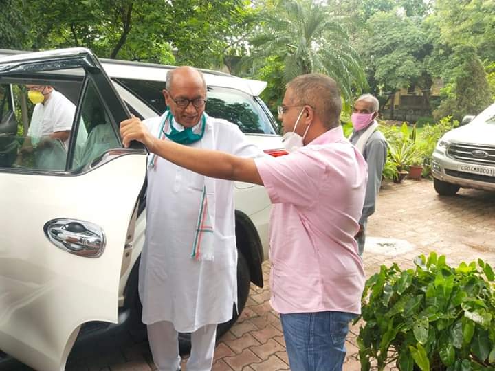  सुबह  जोगी बंगले पहुंचे दिग्विजय सिंह जोगी परिवार से की मुलाकात। 