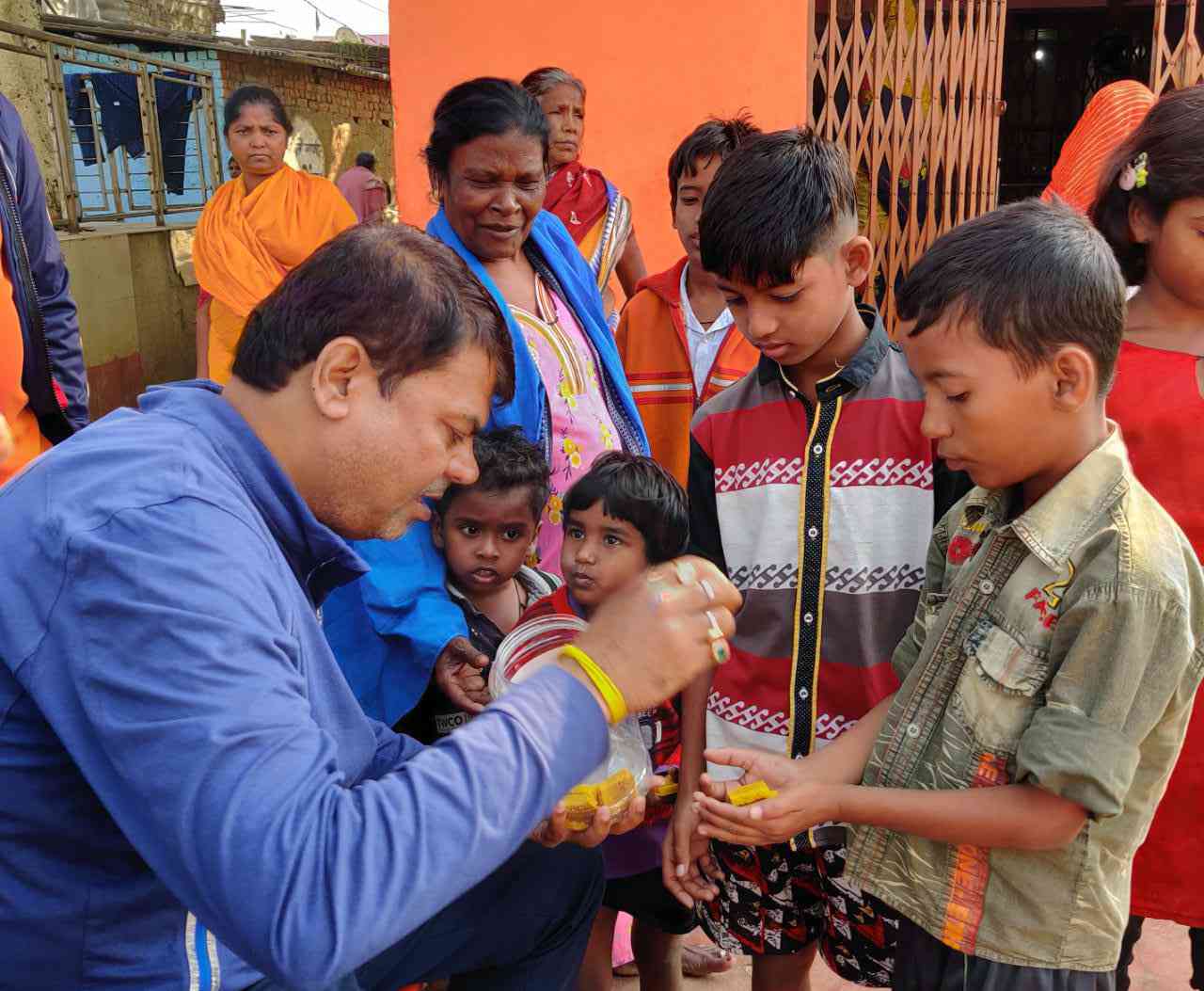 बच्चों संग दया सिंह ने सेलिब्रेट किया बाल दिवस, मिठाइयों के साथ बांटे गिफ्ट, बच्चों के चेहरे पर आई मुस्कान