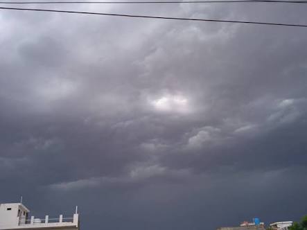 दिन भर छाये रहे बादल, बढ़ी उमस