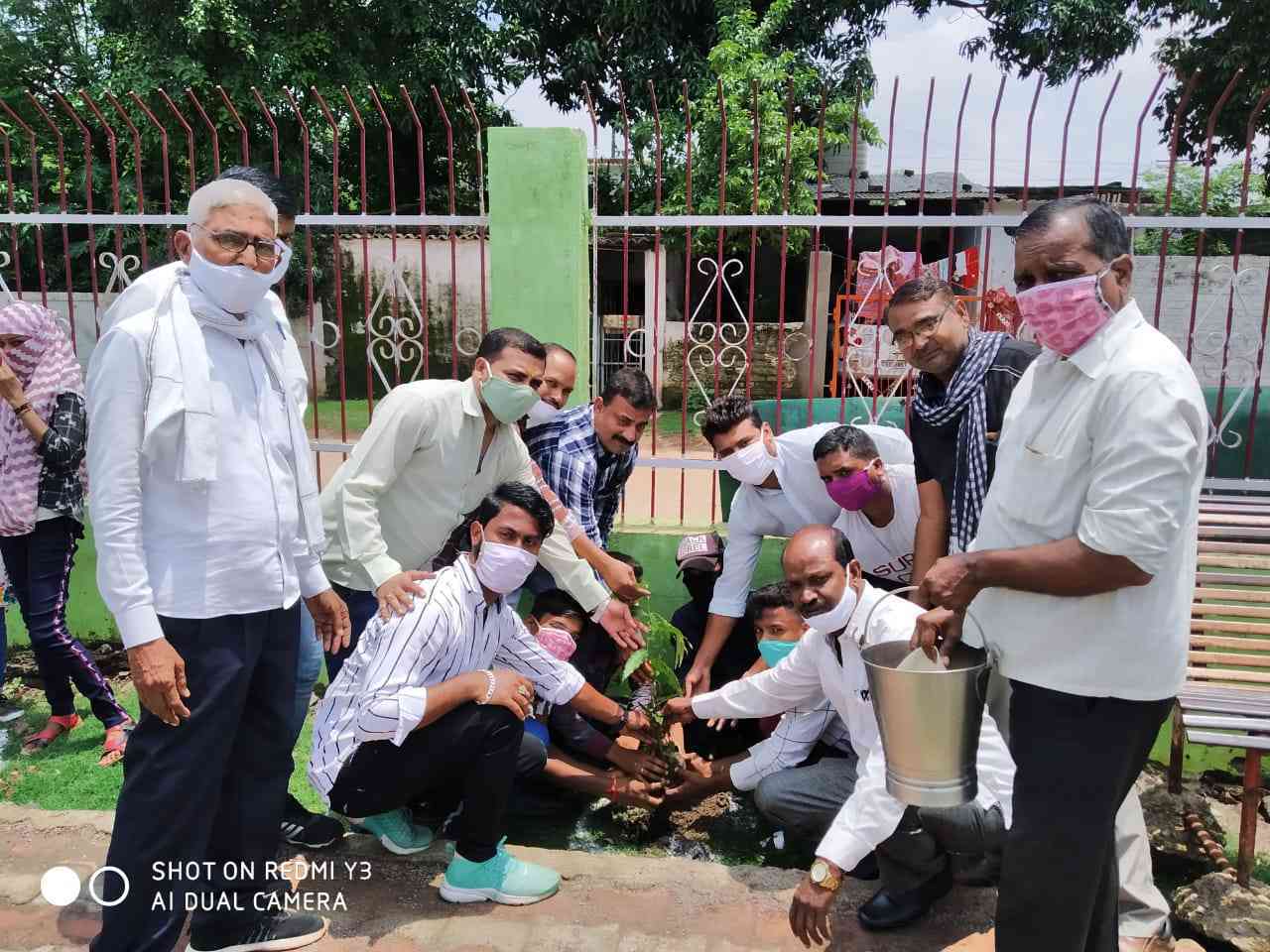 युवा कांग्रेश के विधानसभा अध्यक्ष अफरोज खान के नेतृत्व में हुआ हजारों पौधों का रोपण सुरक्षित करने पर भी हुई चर्चा। 