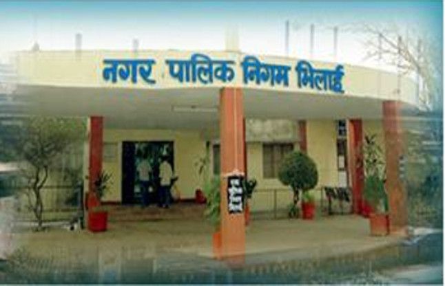 गंदगी  फैला   रहे  व्यपारियों   पर  की    कार्यवाही   उडनदस्ता   कि  टीम     ने