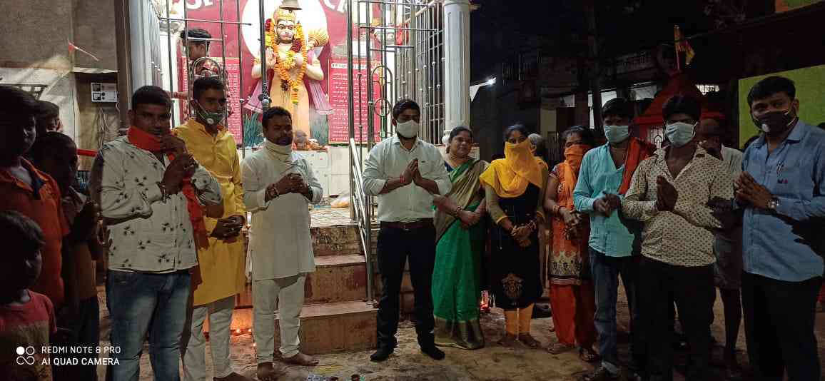 भिलाई नगर विधायक एवं महापौर देवेंद्र यादव शीघ्र स्वस्थ होने के लिए हनुमान मंदिर में महाआरती और 101 नारियल अर्पण। 