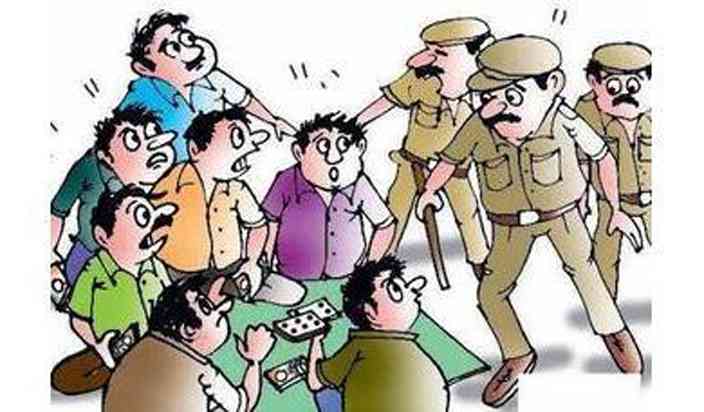 ग्राम नवातरिया में जुआ खेल रहे पांच जुआरियो को पुलिस ने किया गिरफ्तार 