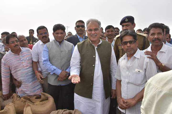 आज मुख्यमंत्री भूपेश बघेल ने अपने विधानसभा क्षेत्र पाटन में धान खरीदी केंद्रों का निरीक्षण  करके धान खरीदी कि शुरुआत की