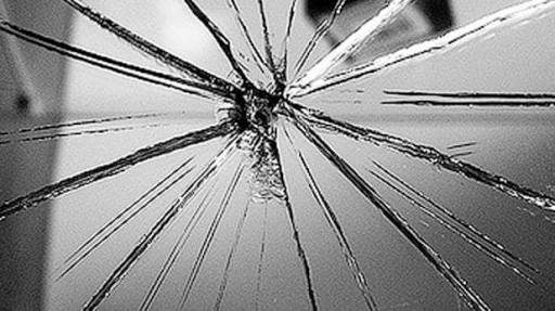 पार्षद के घर अज्ञात ने खिड़की की कांच तोड़ी