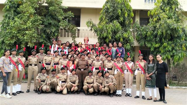  भारत का जवान, मैं दुश्मनों से नहीं डरता" ने बांधा समां, बटोरी वाहवाही 
कल्याण पीजी कॉलेज में मनाया एनसीसी डे, कैडेट्स ने गीत, संगीत और सामूहिक प्रस्तुति देकर मोहा मन 
