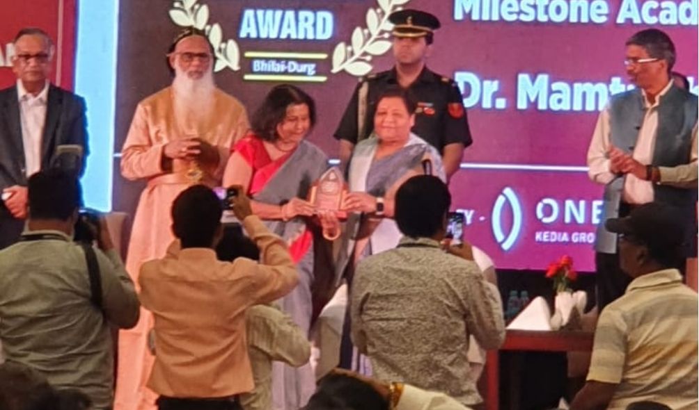 माइलस्टोन एकेडमी का Extraordinary Achievement, राज्यपाल के हाथों सम्मानित हुई डायरेक्टर डॉ. ममता शुक्ला