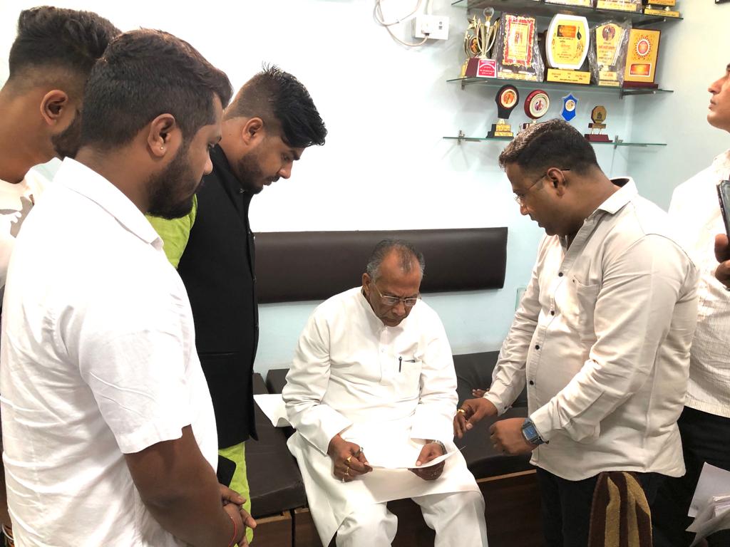 आज युवा कांग्रेस के प्रतिनिधि मंडल वैशाली नगर युवा कांग्रेस अध्यक्ष अमित जैन के नेतृत्व में गृहमंत्री से मिलकर भिलाईनगर कोतवाली थाना प्रभारी के विरुद्ध कार्यवाही करने ज्ञापन सौंपा