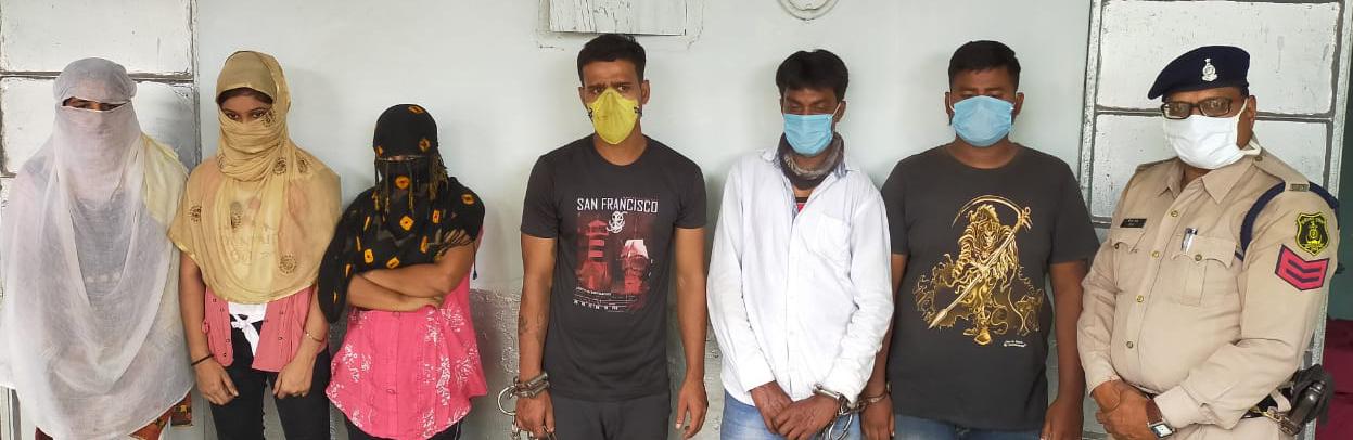 होटल में रंगरेलियां मनाते युवक - युवती को भिलाई छावनी पुलिस ने किया गिरफ्तार ।  