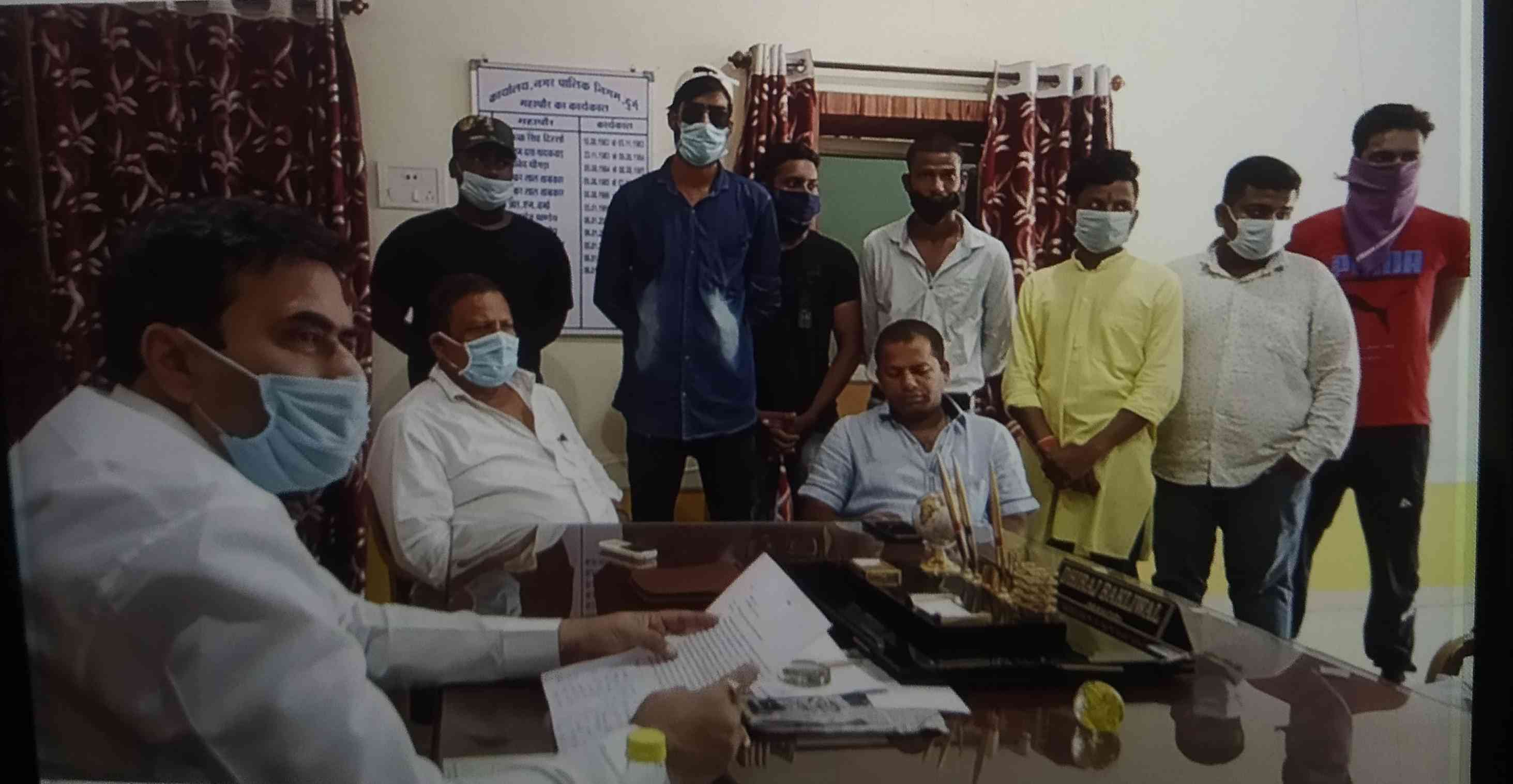  दुर्ग। बोरसी के रहवासियों को  क्षेत्र में फैली गंदगी से   फैलने वाली गंभीर बीमारियों से बचा पाने में सफल हो पाएंगे दुर्ग महापौर धीरज बाकलीवाल।