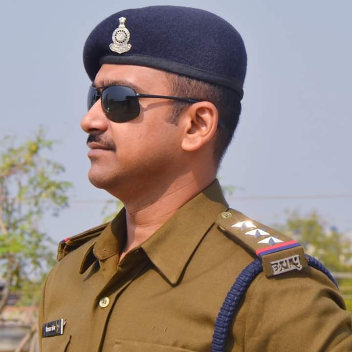 देश की मानी जानी कंट्रक्शन कंपनी आम्रपाली ग्रुप के जीएम को गिरफ्तार करने वाले विशाल होंगे राखी के इंस्पेक्टर