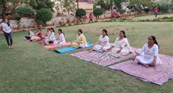 महिलाओं को दिया जा रहा निशुल्क योग प्रशिक्षण, काफी संख्या में महिलाएं हुई उपस्थित, प्रतिदिन कराए जा रहे योग के विभिन्न आसन।