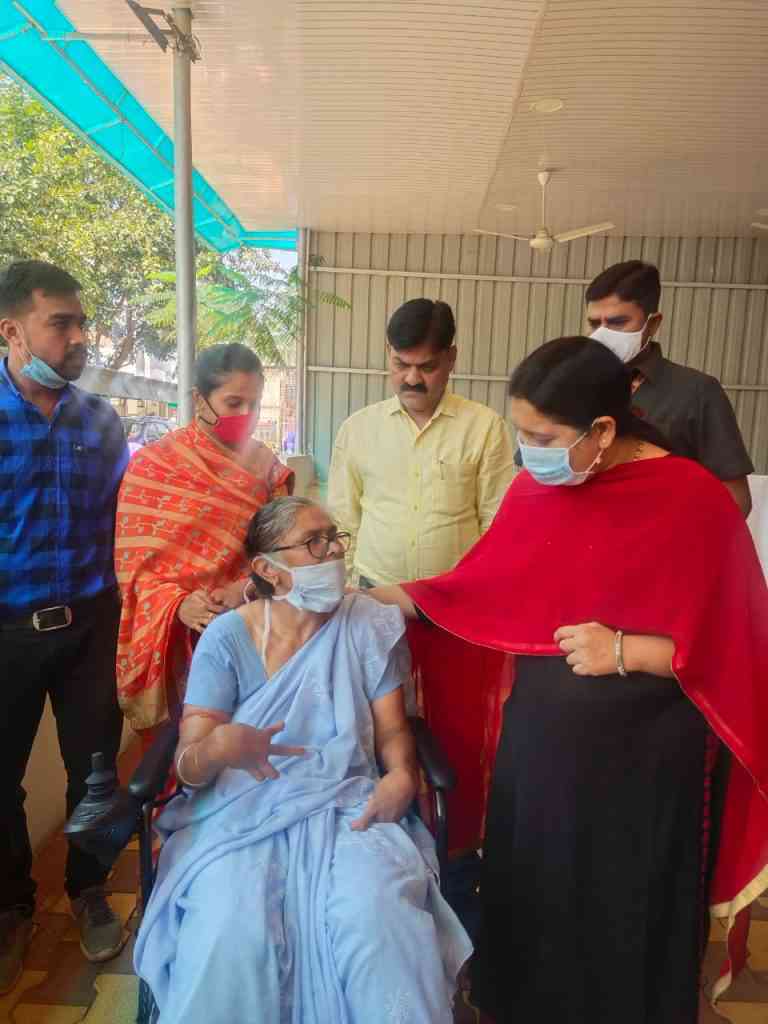 भिलाई। इलेक्ट्रिक व्हीलचेयर  जीवन में महिला की होगी सहायक, मुख्यमंत्री निवास से मिली मदद......