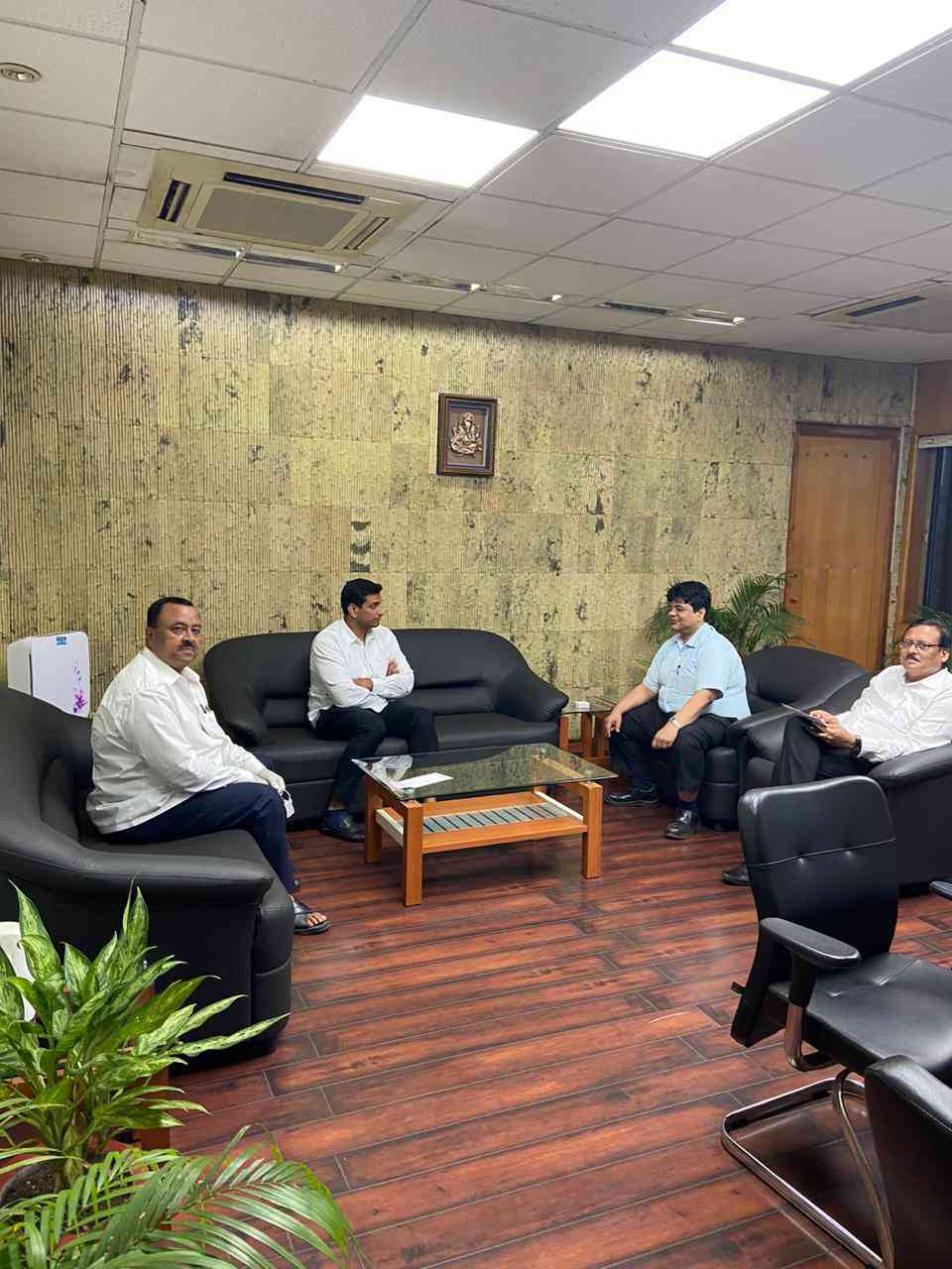 बीएसपी कर्मचारियों ने विधायक को समस्या बताई, देवेंद्र बोले आपके लिए हूँ भाई,  चर्चा के बाद प्रबंधन ने किए कई विभाग बंद