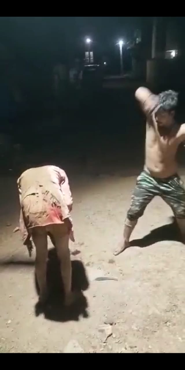 फिल्मी स्टाइल में गुंडागर्दी कर चरोदा बस्ती के युवक को पिट रहे आदतन अपराधी का वीडियो हो रहा वायरल, बस्ती वालों ने सिखाया सबक, भिलाई तीन थाने में अपराध दर्ज........