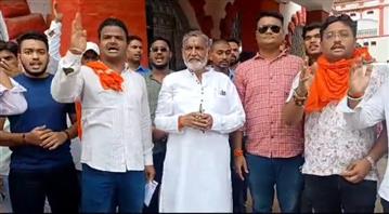 बच्चों को स्कूल से निकालने पर परिजनों का हंगामा, जिला कलेक्टर के नाम सौंपा गया ज्ञापन, पुनः स्कूल में एडमिशन देने की रखी गई मांग