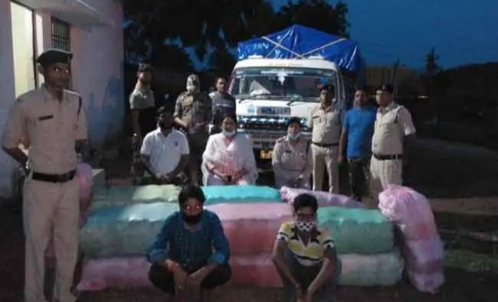 ओडिशा से मप्र ले जा रहे थे प्याज , शक पर पुलिस ने जांचा तो निकला गांजा