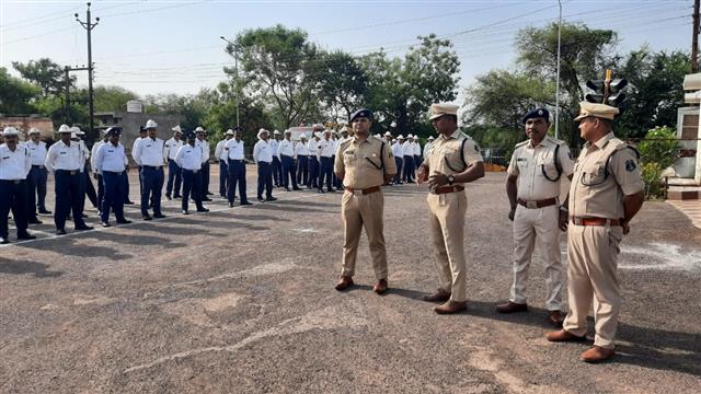 पुलिस अधीक्षक ने यातायात के अधिकारी,कर्मचारियों को ब्रीफ कर, यातायात मुख्यालय  का किया निरीक्षण।
