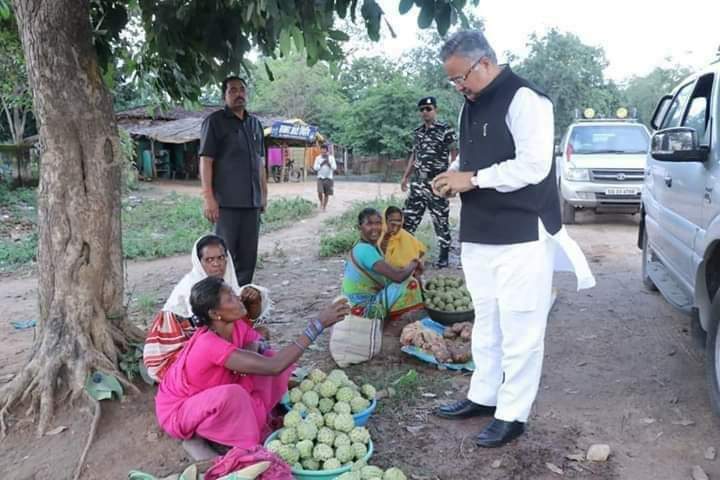 सीताफल देख ललचाए पूर्व सीएम डॉ. रमन सिंह , चुनाव प्रचार से लौटते हुए सड़क किनारे सीताफल बेच रही महिला से पूछा "कतका कमा लेथस"