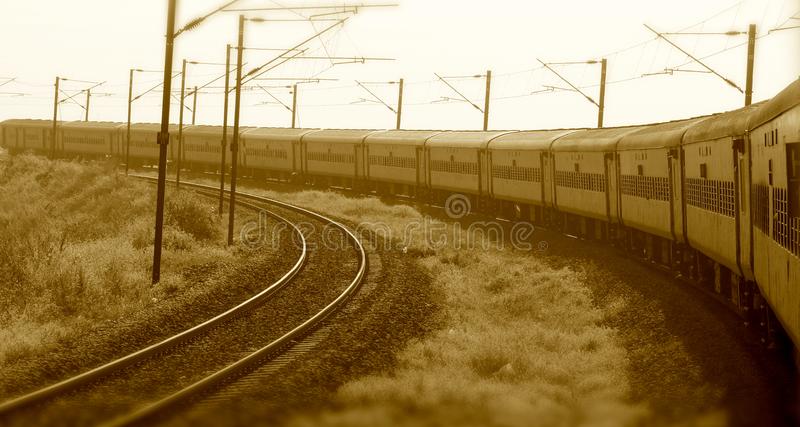 पति   ने    पत्नि    को      मरा   समज  खुद   ट्रेन    के     सामने      कूद     गया