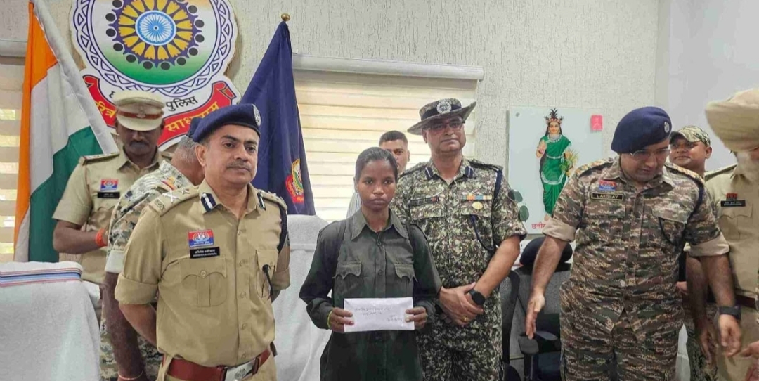 17 लाख की इनामी महिला नक्सली कमला सोड़ी ने किया आत्मसमर्पण बालाघाट से 12 घंटे पैदल चलकर पहुंची बकरकट्टा थाना, हिंसा छोड़ मुख्यधारा में लौटने का लिया संकल्प
