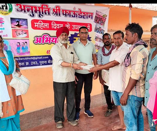 अनुभूति श्री फाउंडेशन को पूरे हुए 7 वर्ष, सफाई कर्मचारियों को रेनकोट का किया गया वितरण, क्षेत्र में वृहद रूप से किया गया वृक्षारोपण