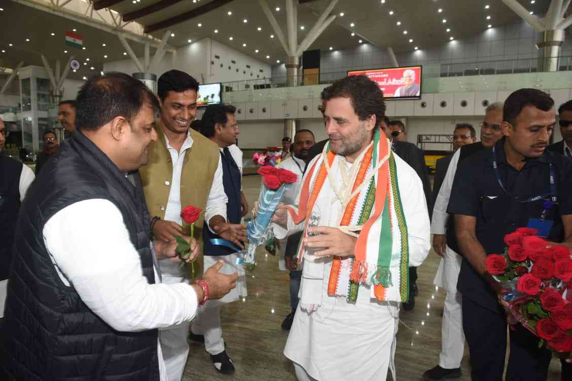 आदिवासी नृत्य महोत्सव में शामिल होने पहुंचे राहुल गांधी, मुख्यमंत्री के अलावा छत्तीसगढ़ के मंत्रियों समेत भिलाई महापौर देवेंद्र यादव ने किया भव्य स्वागत, राहुल गांधी ने कहा कैसे हो