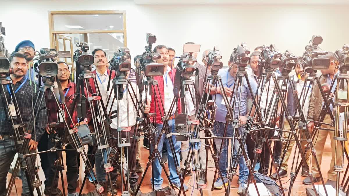 छत्तीसगढ़ विधानसभा में मीडिया का बहिष्कार, 25 साल में पहली बार ‘कैमरा डाउन’, मोबाइल प्रतिबंध पर पत्रकार नाराज