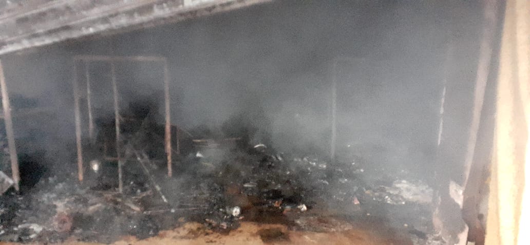 तीन दुकानों में ऐसी आग लगी कि शटर तोड़कर बुझानी पड़ी
