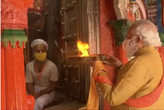 Ayodhya: राम जन्म भूमि स्थल पहुंचे पीएम, थोड़ी देर में शुरू होगा भूमि पूजन।