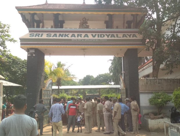 शंकरा विद्यालय के टीचर और बस ड्राइवर्स ने स्कूल प्रबन्धन के खिलाफ खोला मोर्चा, चार माह से वेतन न मिलने से नाराज कर्मचारी उतरे सड़को पर,