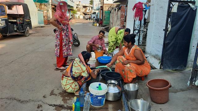 पानी की किल्लत से वार्ड वासी परेशान,गड्ढा खोद के पानी भरने को हुए मजबूर,निगम प्रशासन नहीं दे रही ध्यान।