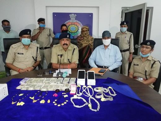 अपने ही मालिक को गुमराह कर घर की नौकरानी ने ही दिया चोरी की घटना को दिया अंजाम , पुलिस ने चंद घंटों में पूरे मामले का पर्दाफाश।