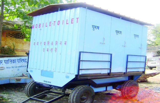 ग्राम खोपली में तीन माह से बिगड़ा पड़ा है चलित शौचालय इसके चारों चक्कों की हवा निकली