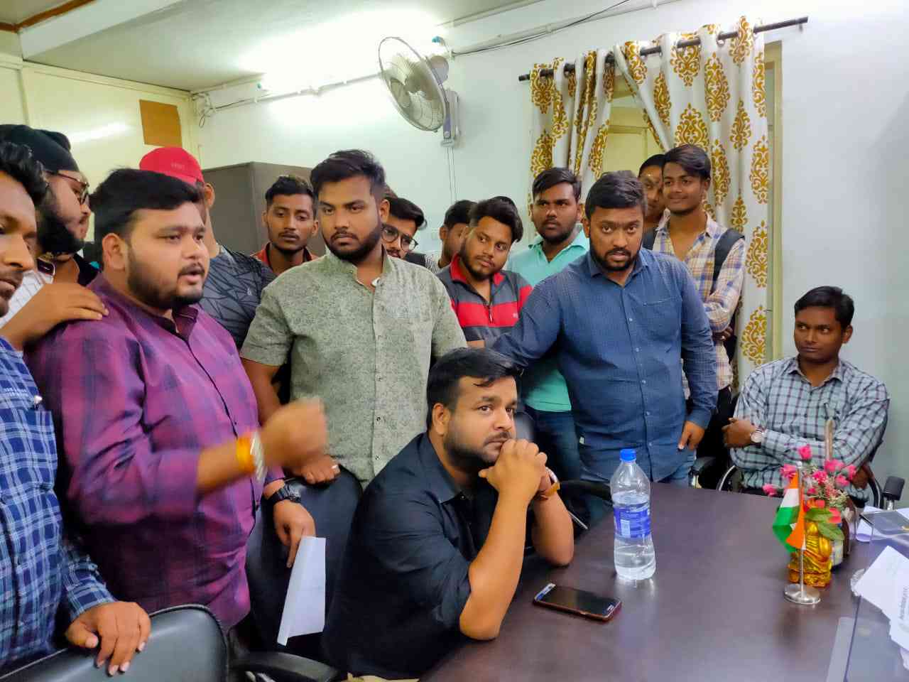 दुर्ग जिला NSUI का आज विभिन्न अनियमितताओं के संदर्भ में हेमचंद विश्वविद्यालय को ज्ञापन प्रेषित