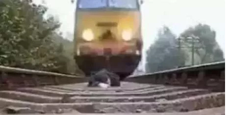 दिवाली की खुशियां मातम में बदली...छात्र की ट्रेन की चपेट में आने से मौत...